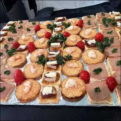 Quelle préparation liée aux occasions festives, entrant dans la composition du BC Roll, est souvent associée à de la crème fraiche et à du jus de citron ?