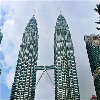 Quelles tours jumelles conçues par César Pelli et constituées de 36910 tonnes dacier ont été inaugurées en 1998 ?