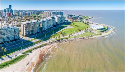 Quelle est cette ville, capitale, port principal et plus grande ville de l'Uruguay ?