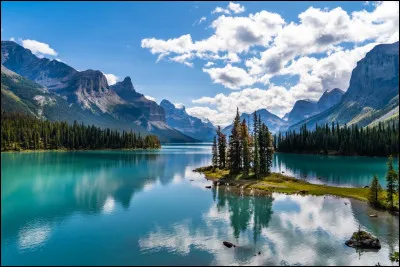Quel est ce lac d'origine glaciaire de 4 694km2 situé dans la province canadienne éponyme ?