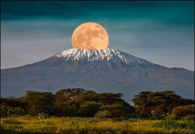 Quelle est cette montagne de Tanzanie la plus haute d'Afrique culminant à 5 802 m ?