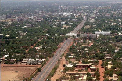 Quelle est cette ville, capitale du Burkina Faso, premier centre économique, financier, administratif et culturel du pays ?