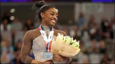 A quel âge a-t-elle obtenu son premier titre mondial ?