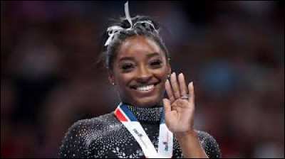 En quelle année a-t-elle publié "Simone Biles : Mon parcours vers l'envol" ?