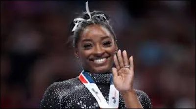 En quelle ann&eacute;e a-t-elle publi&eacute; "Simone Biles : Mon parcours vers l'envol" ?