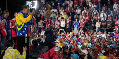 Quelle mesure économique controversée a été prise par Maduro en 2018 pour lutter contre l'hyperinflation ?