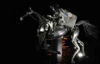 De quel drapeau est drapé cet étrange personnage dont on parle dans la question d'après ?