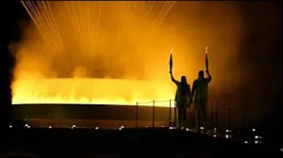 Qui a allumé la flamme olympique avec Teddy Riner ?
