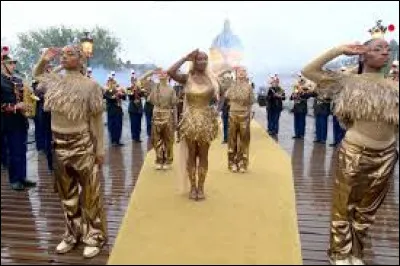 Qui a chanté dans une robe dorée ?