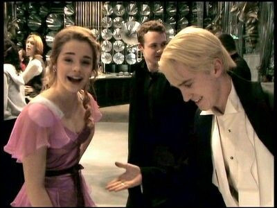 Drago s'approche de toi et te demande si tu veux être sa cavalière. Que fais-tu ?