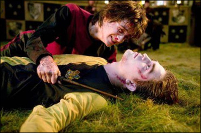 Imagine que tu es présent lorsque Harry revient du labyrinthe et révèle à tout le monde que Cédric est mort. Comment réagis-tu ?