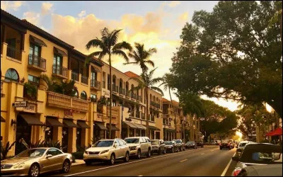 Naples est une ville, siège du comté de Collier dans l'État de Floride aux États-Unis.