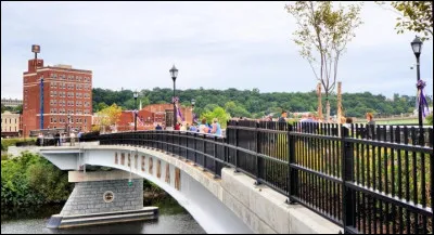 Amsterdam est une commune du comté de Montgomery dans l'État de New-York aux États-Unis.