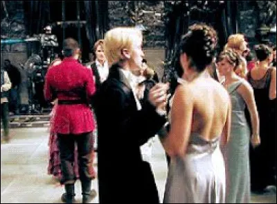 Avec qui va-t-elle au bal de Noël ?