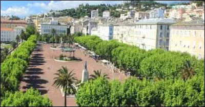 La place Saint-Nicolas est la principale place d'une commune en Corse. Elle est appelée en corse Piazza Santu Niculà. Mais où est-elle ?