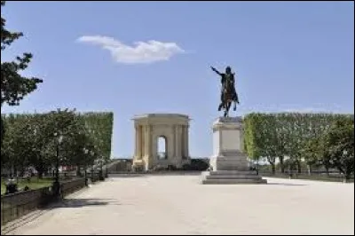 Pour finir, la place royale du Peyrou avec un arc de triomphe et un château d'eau est un fleuron de la région Occitanie, dans quelle ville ?