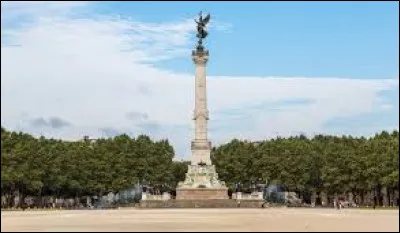 Où est située la place des Quinconces ?