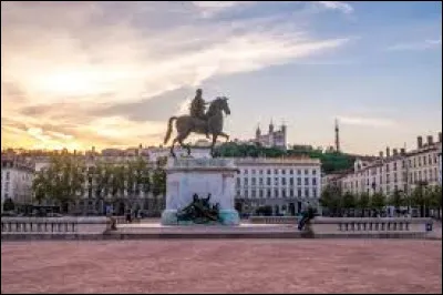 La place Bellecour se trouve une ville, laquelle ?