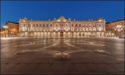 La place du Capitole est souvent remplie de fans de rugby, dans quelle ville se trouve-t-elle ?