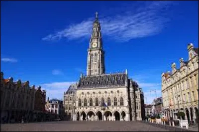 La place des Héros est une place historique d'une commune de la région Hauts-de-France, laquelle ?