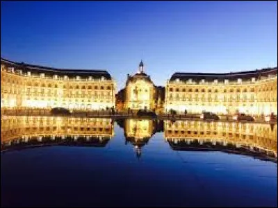 Aujourd'hui, la place de la Bourse sert de splendide toile de fond à un gigantesque miroir d'eau, où Il fait bon se rafraichir, dans quelle ville ?