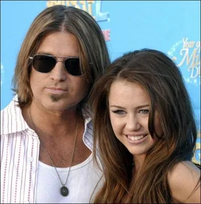 Comment s'appelle son pre en vrai ?