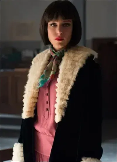 Quelle opératrice surprend l'union entre Mario et Carolina ?