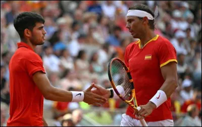 Qui sont ces 2 hommes qui pratiquent le tennis ?