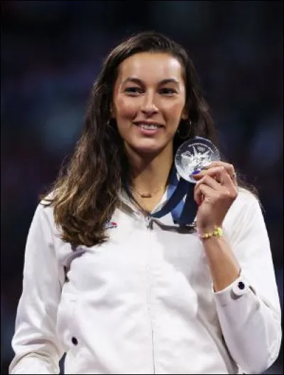 Qui est cette escrimeuse française ?