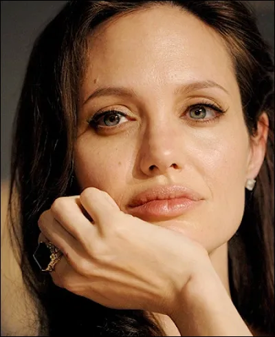 C'est la première actrice à avoir incarné Lara Croft à l'écran. Qui est elle ?