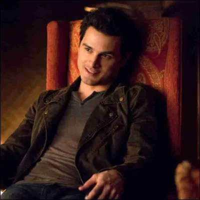 Dans la saison 5, on découvre que, dans son passé, Damon a été emprisonné par un scientifique qui déteste les vampires et qu'il a subi des opérations très douloureuses. Là-bas, il s'est fait un ami, comment s'appelle-t-il ?