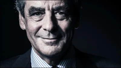 Cet homme politique aime trop les costumes de tailleur. Comment le prénomme-t-on ?