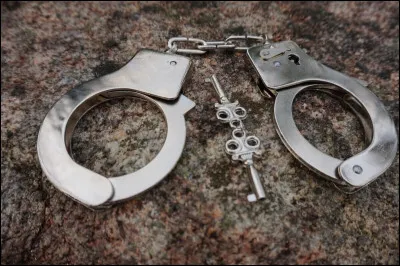 Avec quoi Rose tranche-t-elle les menottes de Jack ?