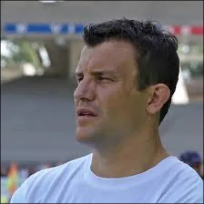 Joueur de rugby à XV, Damien Traille est né à Pau le 12 juin 1979. Ayant évolué durant sa carrière sportive à la Section Paloise et au Biarritz olympique, à quel poste n'a-t-il jamais Joué ?