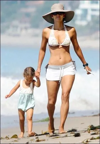 En train de se balader sur la plage avec sa fille. Qui est-ce ?