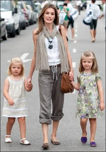 Lorsqu'elle tait en vacances  Majorque, sur cette photo accompagne de ces deux filles. Qui est-ce ?