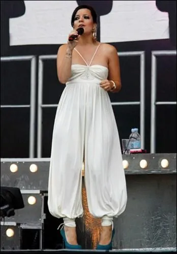 Prise en photo lors d'un concert. Qui est-ce ?