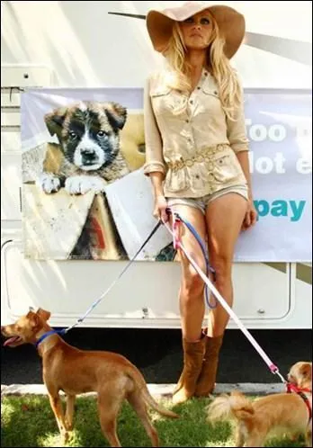 En compagnie de deux chiens. Qui est-ce ?