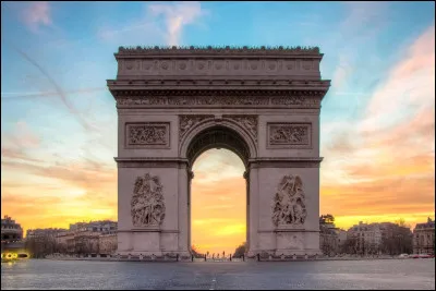 Quy a-t-il à lintérieur de lArc de Triomphe ?