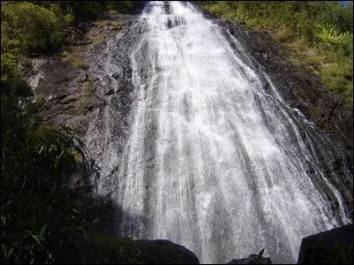 Sur quelle ile se trouve ''Le Voile de la Mariée'', sachant qu'il se situe dans un département français doutremer ?