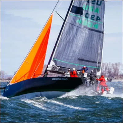 Quel est le nom de cette voile triangulaire tout à l'avant d'un voilier ?