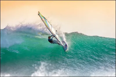 Quel est le mot anglais utilisé pour désigner la planche à voile ?