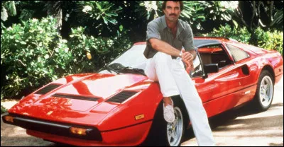 Quel est le modèle de Ferrari que conduit Magnum dans la première série ?