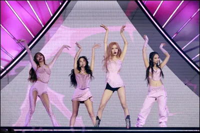 Et pour finir, quel est le vrai lightstick de Blackpink ? (bâton lumineux lors des concerts)