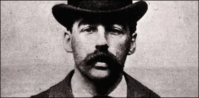 Cet homme est un policier qui a inspiré le personnage de Sherlock Holmes.