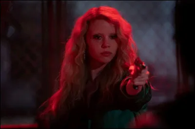 Cette femme interprétée par Mia Goth est...