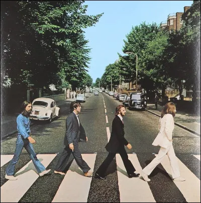 Comment s'appelle l'album des Beatles bien connu dont l'image de pochette est 4 hommes marchant sur la route ?