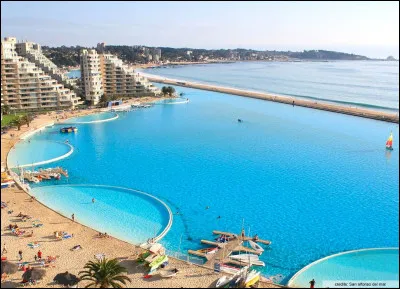 Quelle est la superficie de la plus grande piscine du monde, située au Chili, dans la station balnéaire d'Algarrobo ?