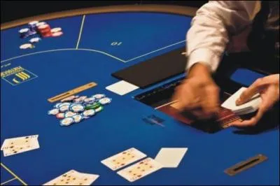 Le 1er joueur  miser durant une partie est :