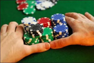 Comment nomme-t-on le support sur lequel se droule une partie de poker ?
